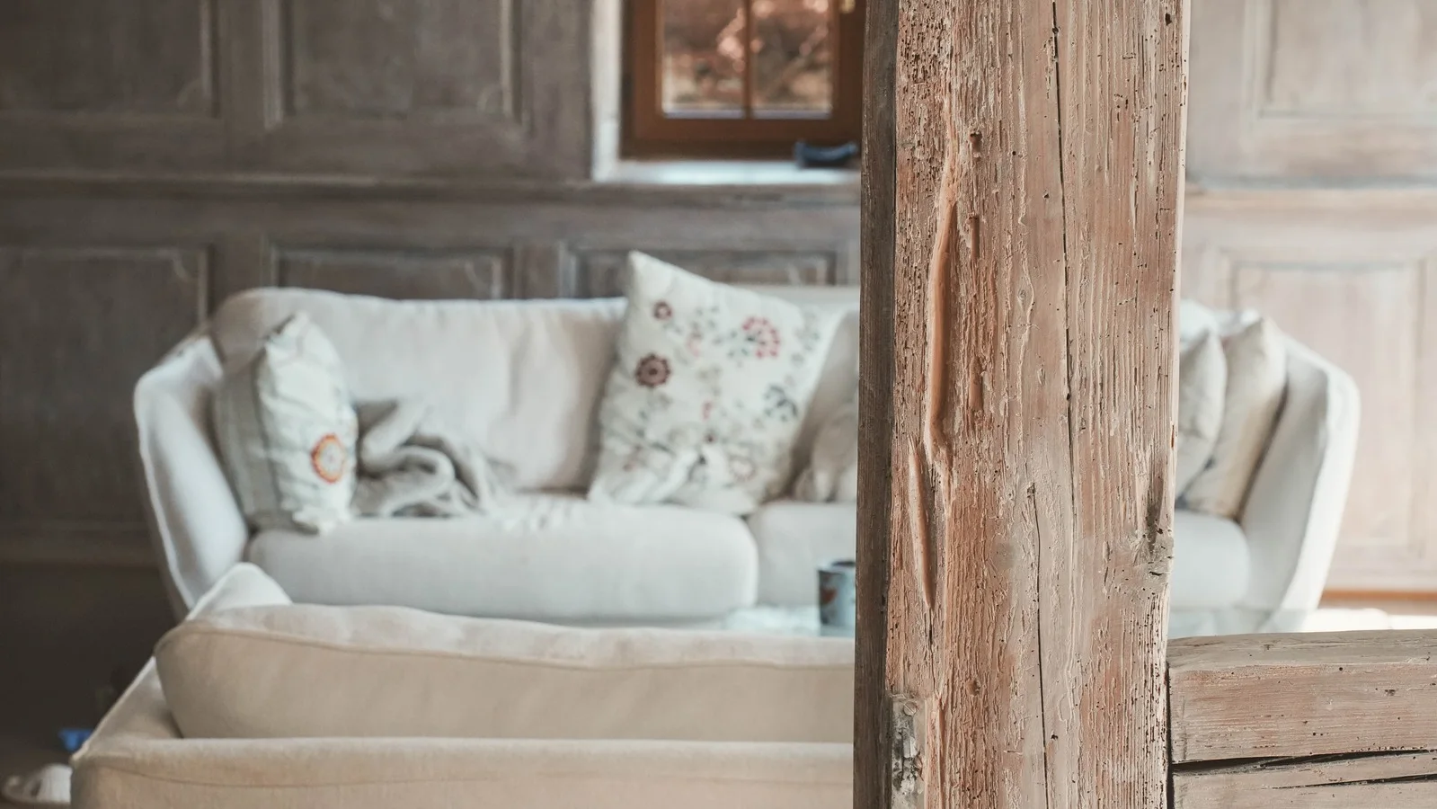 Poutres et matières : un regard photographique sur une maison alsacienne