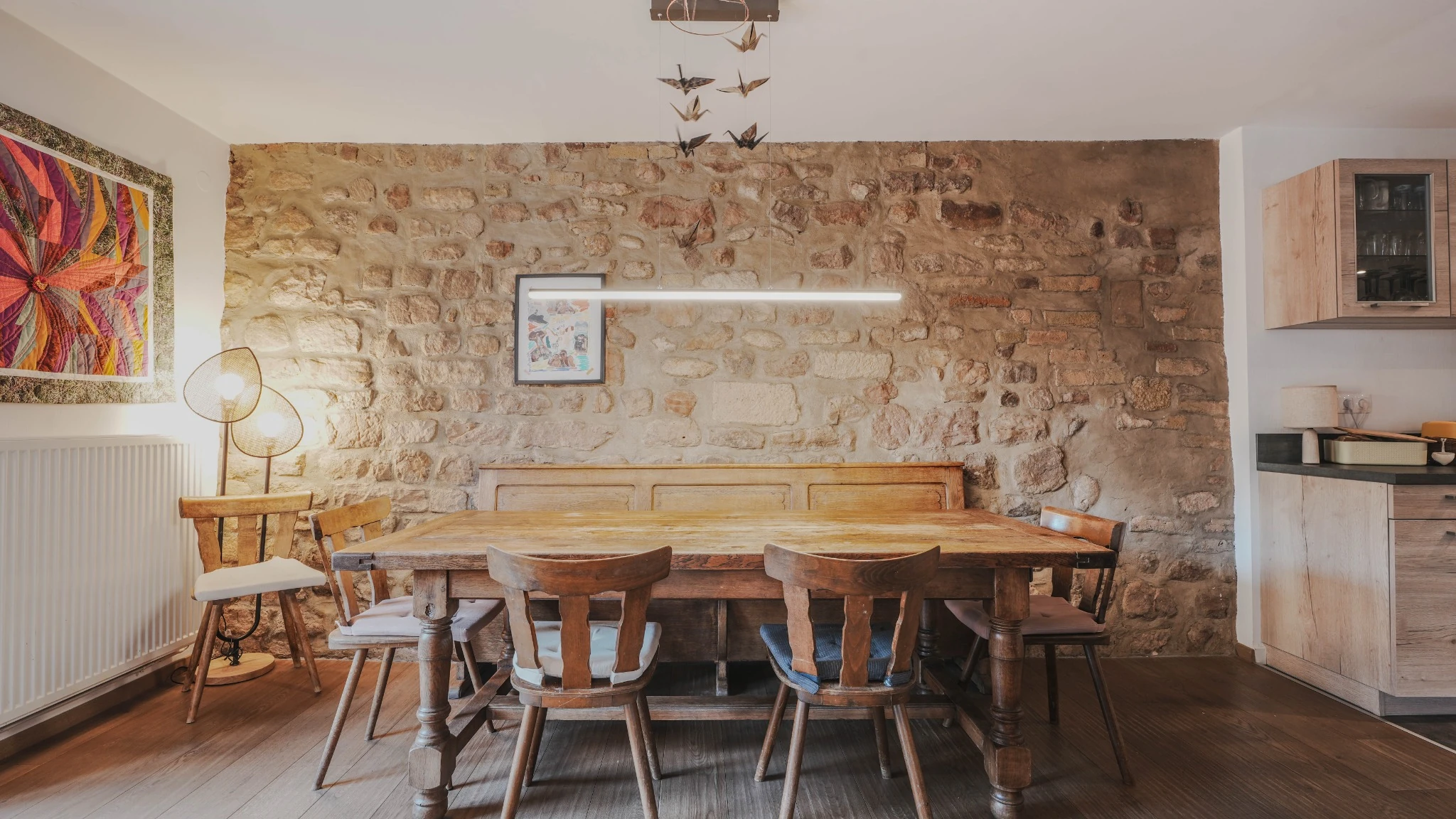 Salle à manger et mur en pierre, photographie Belle Adresse Immobilière